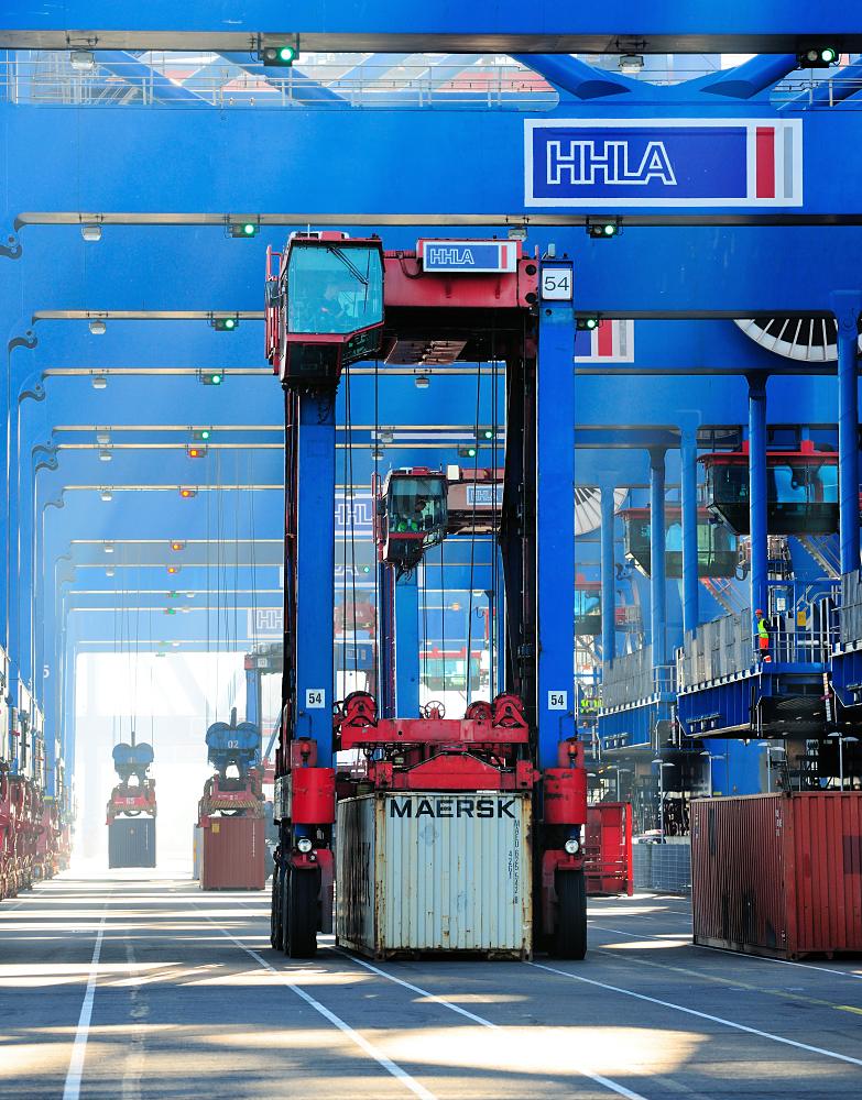 3222_0905 Portalhubwagen bei der Aufnahme eines Containers - HHLA Terminal Burchardkai. | Container Terminal Burchardkai CTB
